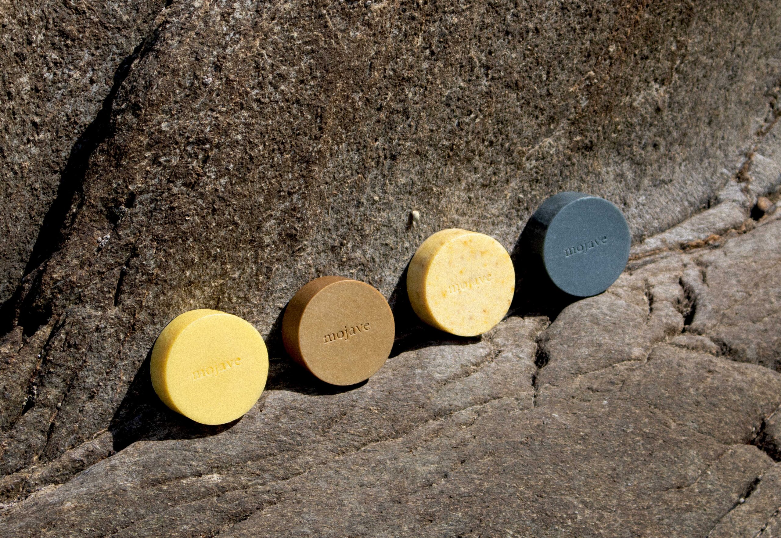 quatre savons de la marque mojave sur un rocher